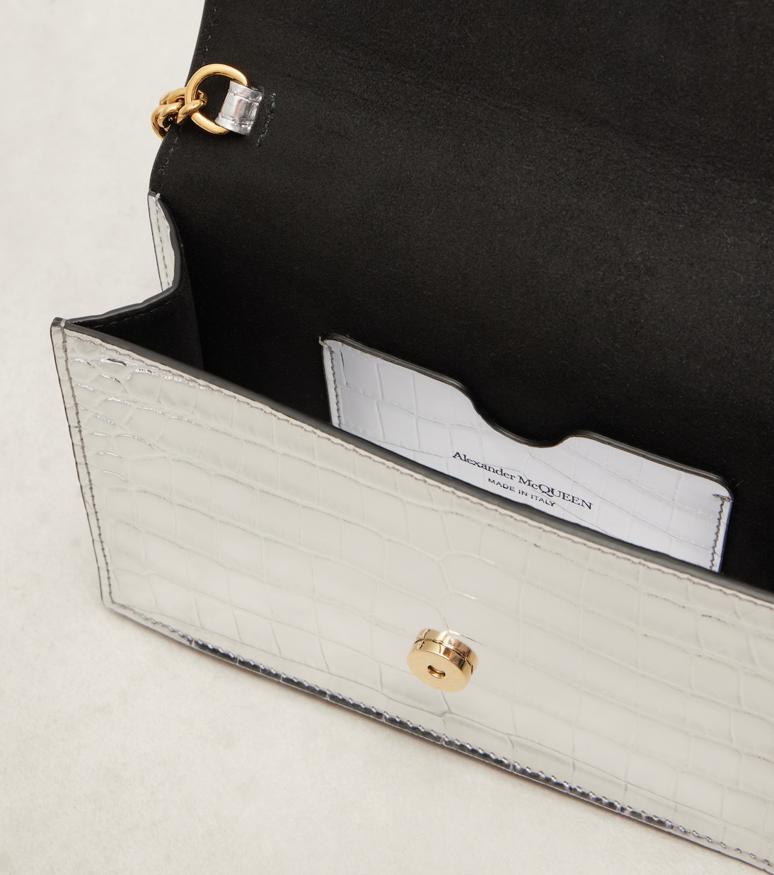 Schultertasche Skull Small aus Metallic-Leder | McQueen