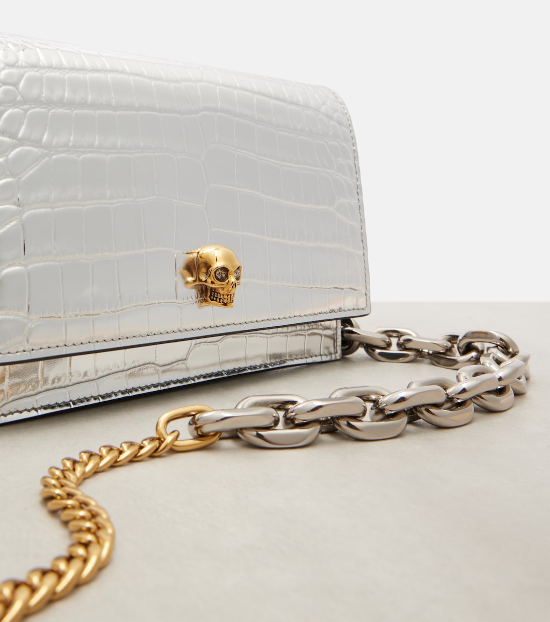 Schultertasche Skull Small aus Metallic-Leder | McQueen