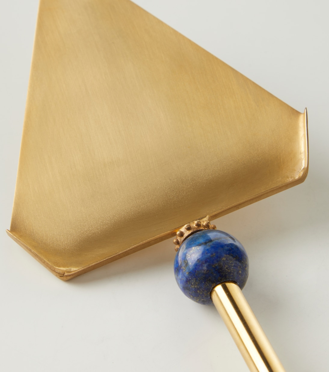 Gold-plated cake server  | Natalia Criado