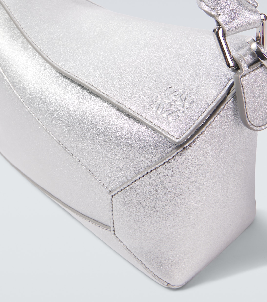 Tote Puzzle Edge Small aus Metallic-Leder | Loewe