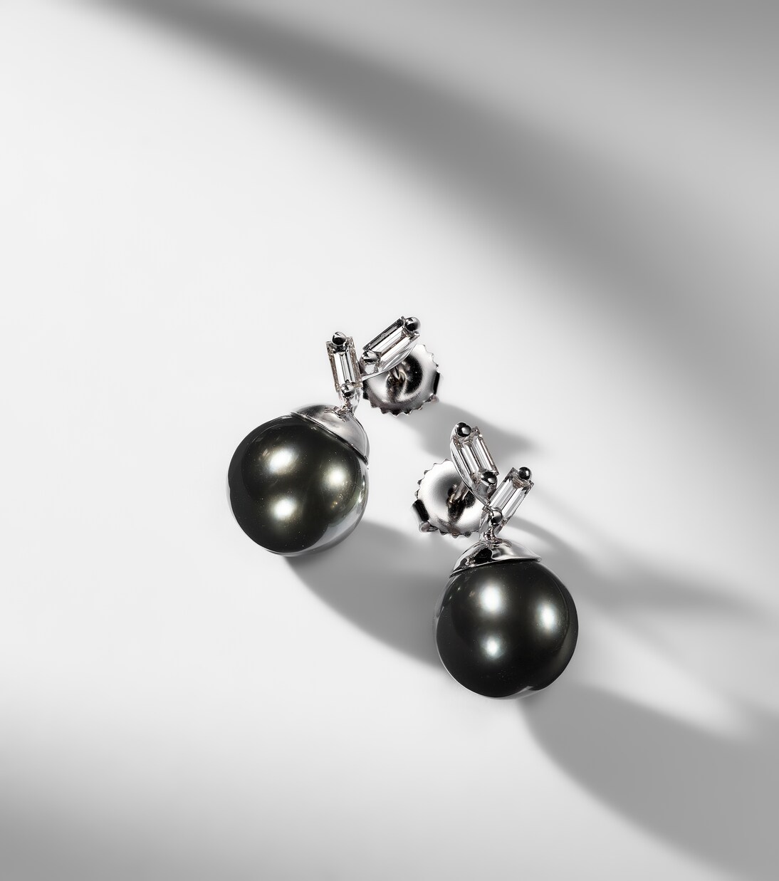18kt white gold earrings with diamonds and pearls | Suzanne Kalan