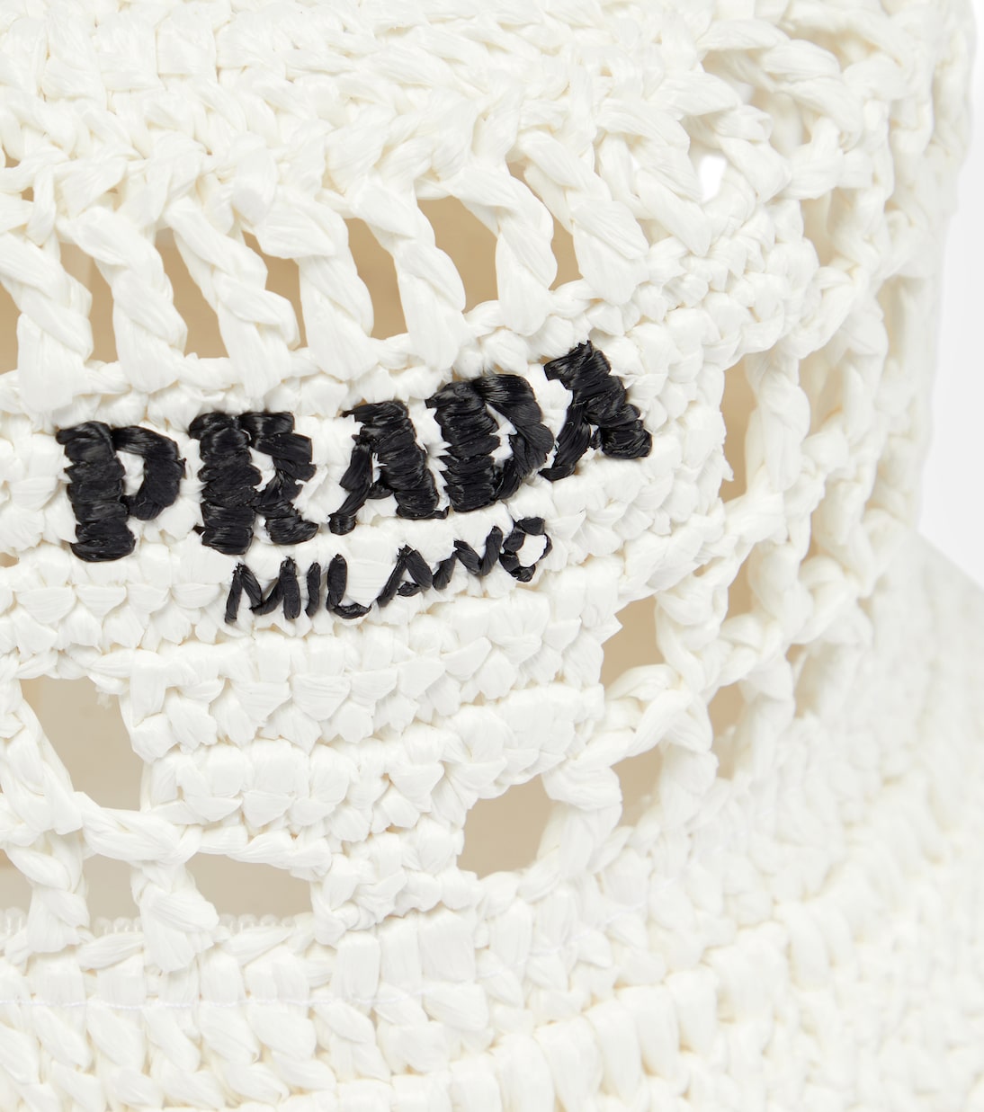 Cappello a secchiello PRADA con effetto rafia, stile giovane e trendy