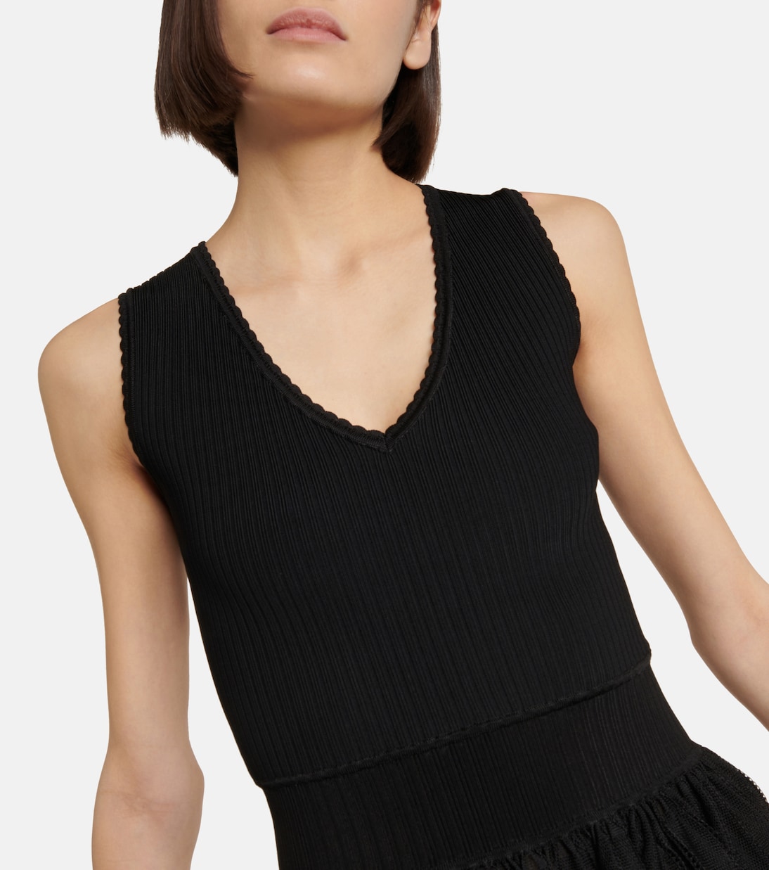 Vestido Corto con Escote en V de Alaïa para Jóvenes Modernos