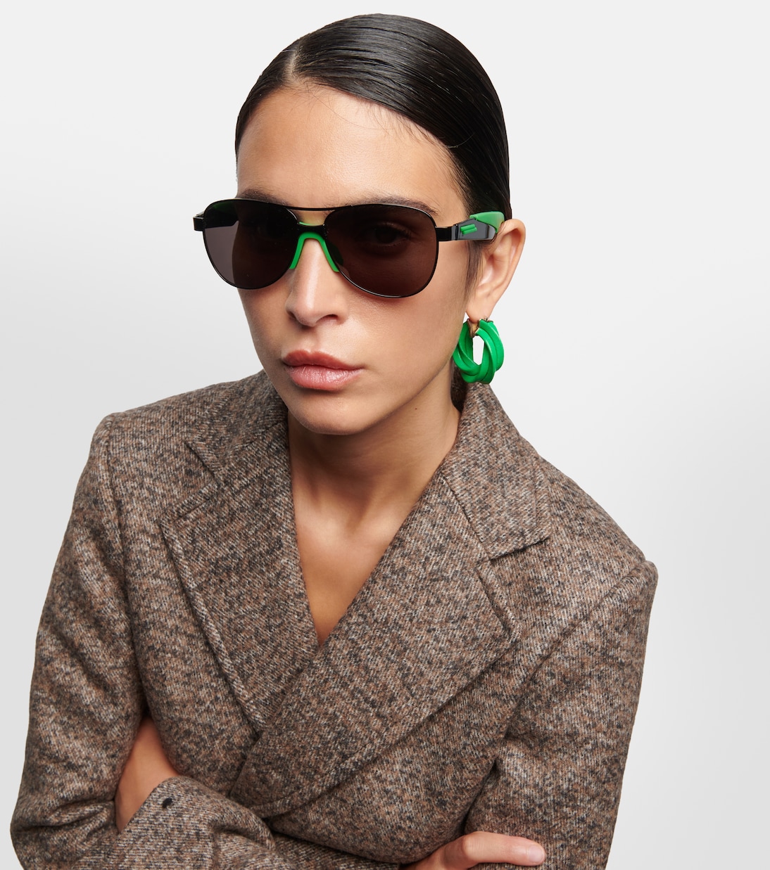 Occhiali da sole Bottega Veneta: stile aviatore senza compromessi per giovani audaci