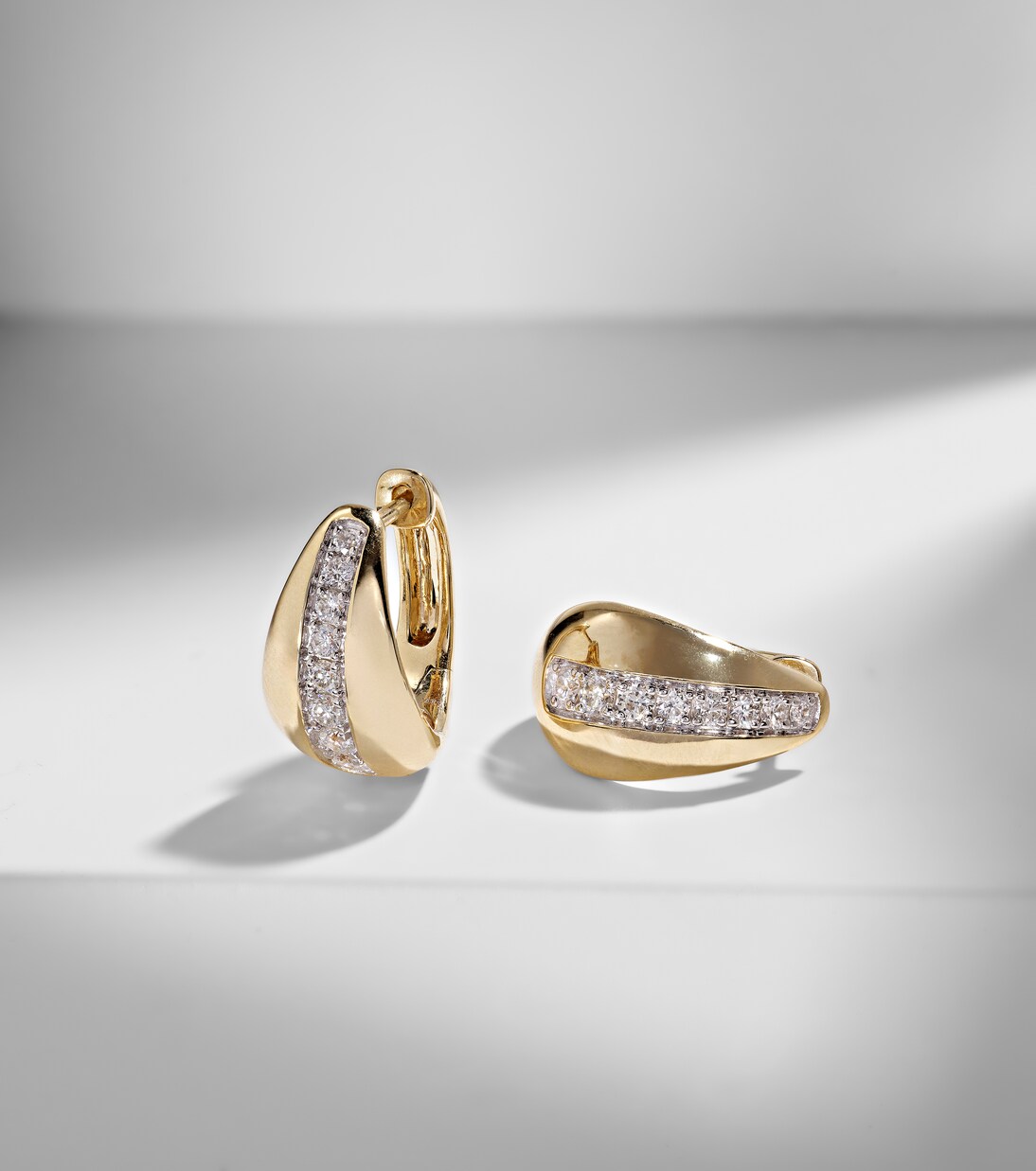 Orecchini a cerchio in oro 10kt con pistacchio e diamanti di STONE AND STRAND, design giovane e chic