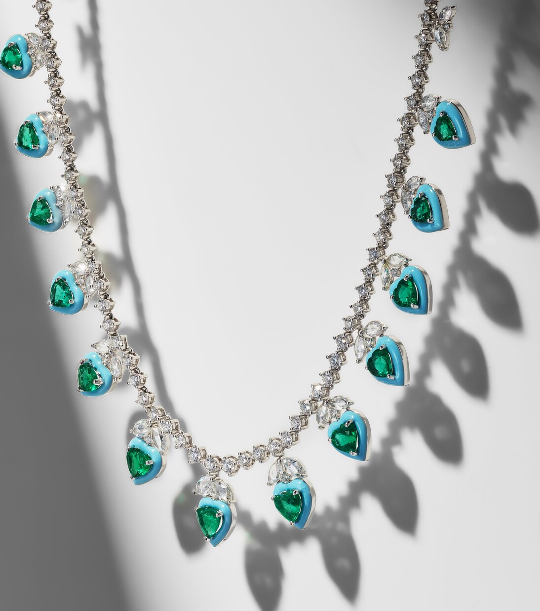 Choker en or blanc 18 ct, émeraudes et diamants | Kamyen