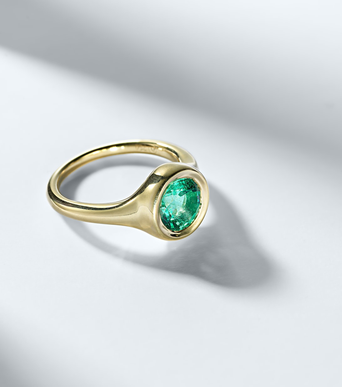 Lenny 18kt gold ring with emerald | Octavia Elizabeth