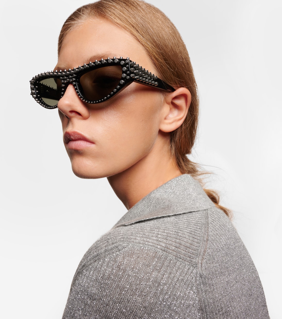 Occhiali da sole GUCCI con borchie, stile cat-eye per un look giovanile