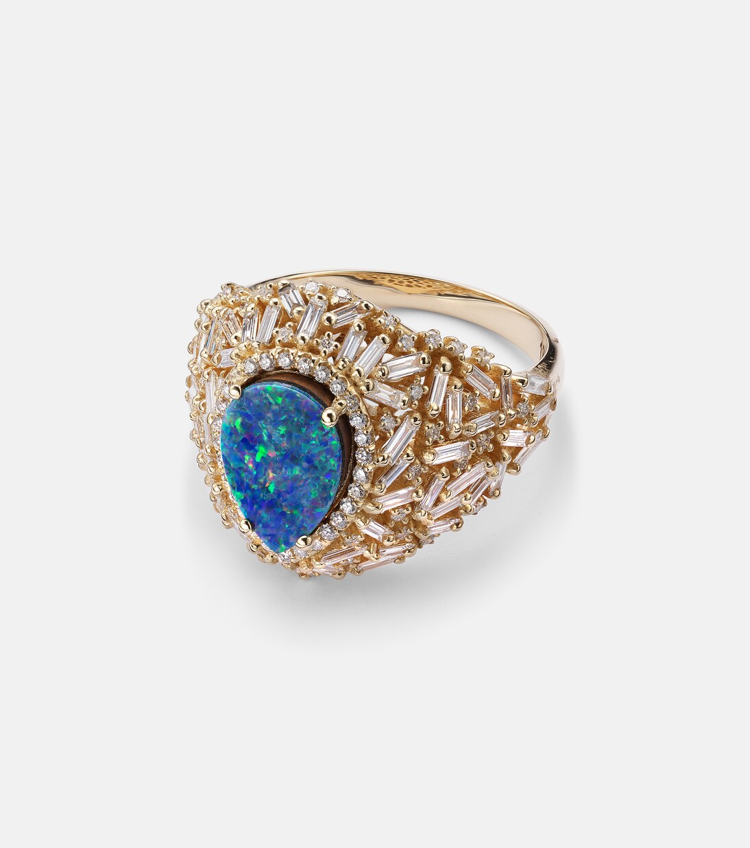 Anello in oro 18kt con opale e diamanti, design a cupola di Suzanne Kalan per giovani trendy