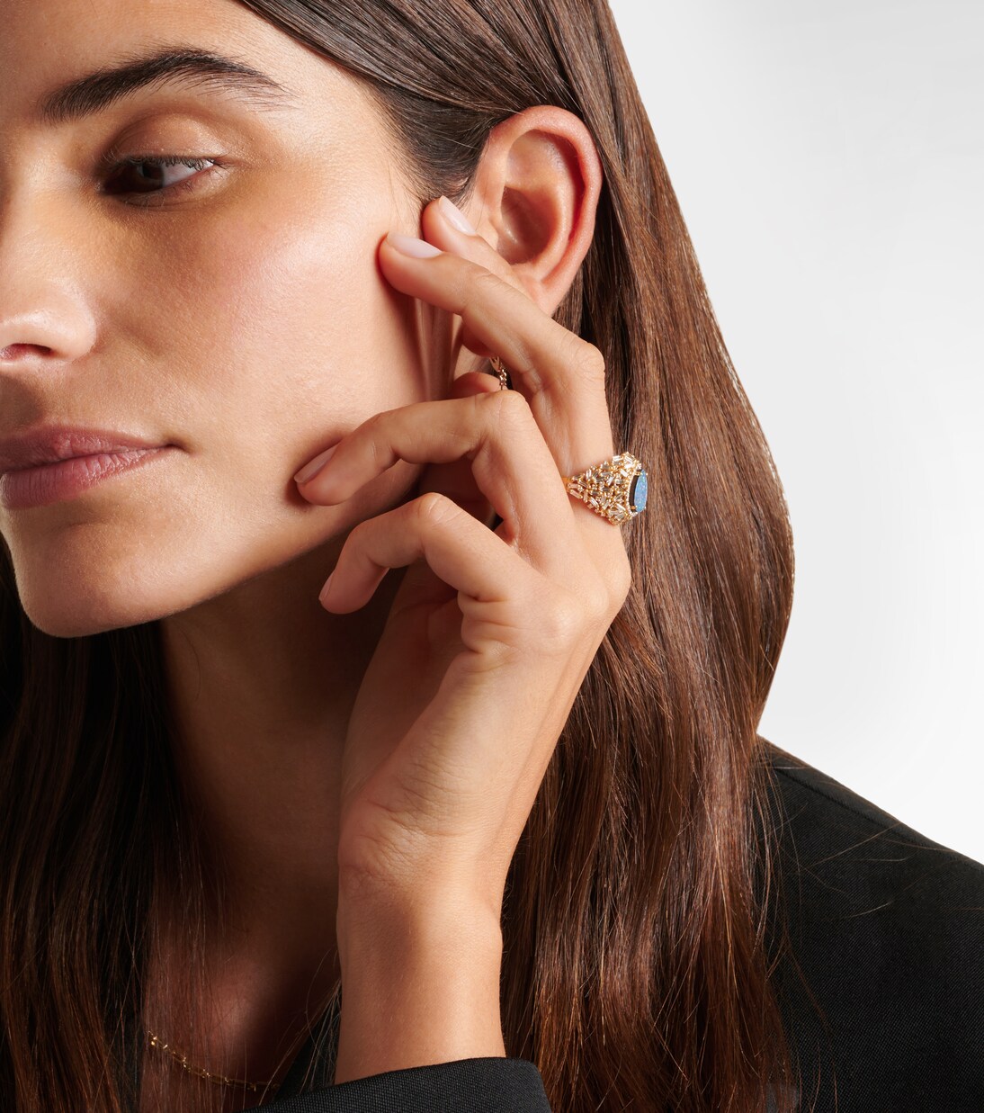 Anello in oro 18kt con opale e diamanti, design a cupola di Suzanne Kalan per giovani trendy