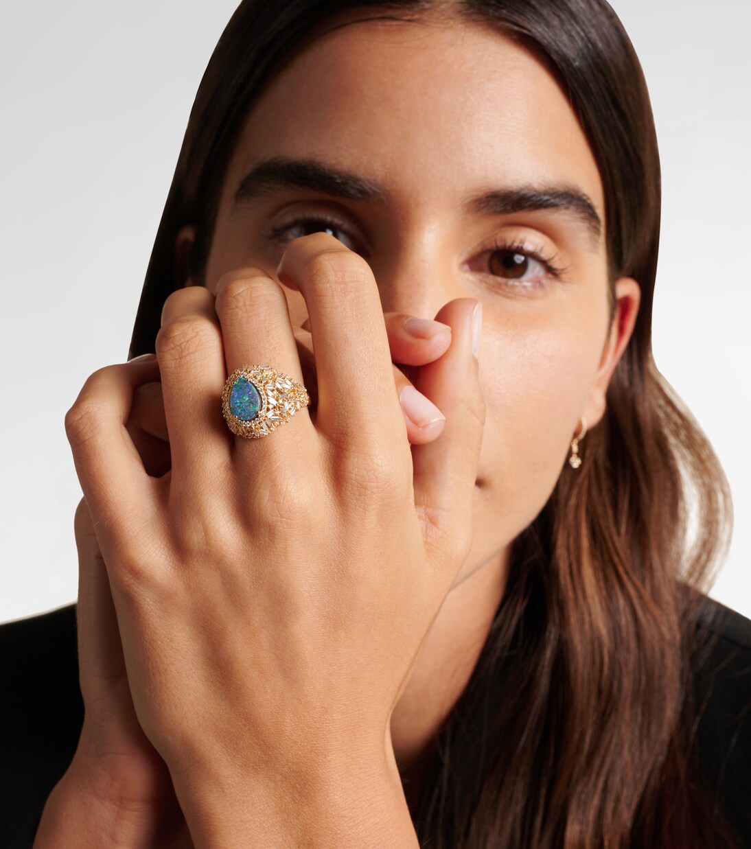 Anello in oro 18kt con opale e diamanti, design a cupola di Suzanne Kalan per giovani trendy