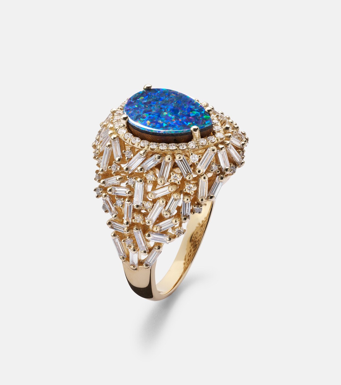 Anello in oro 18kt con opale e diamanti, design a cupola di Suzanne Kalan per giovani trendy