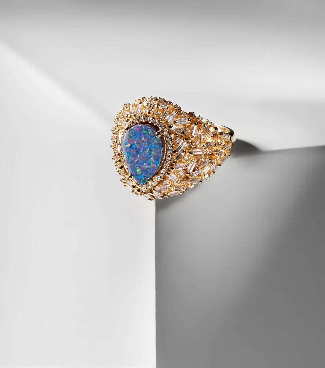 Anello in oro 18kt con opale e diamanti, design a cupola di Suzanne Kalan per giovani trendy