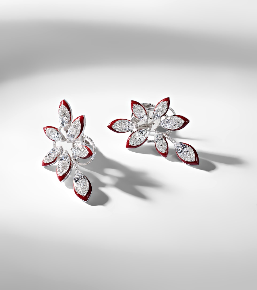 Ohrringe The Leaf aus 18kt Weißgold mit Emaille und Diamanten | Kamyen