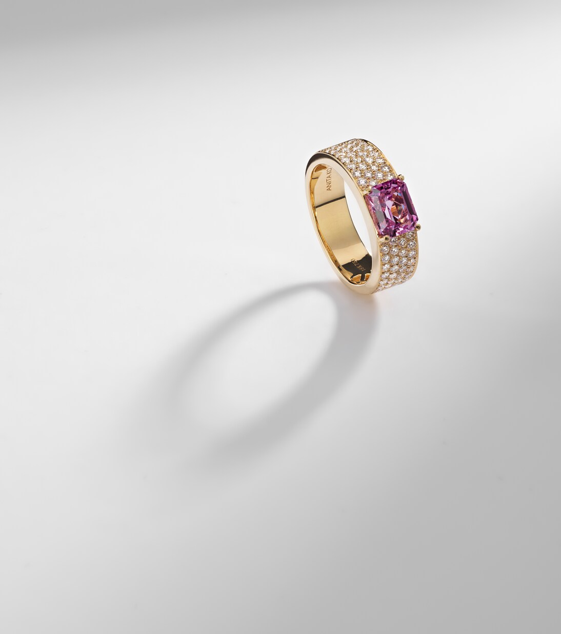18kt gold ring with sapphire and diamonds | Anita Ko