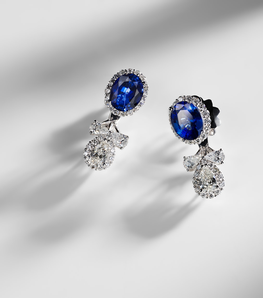 Orecchini Reign Supreme in oro bianco 18kt con diamanati e zaffiro | Yeprem