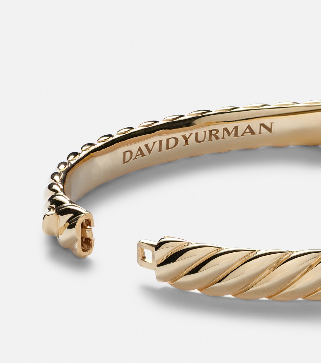 Bracciale in oro 18kt con cavo scolpito, design moderno per giovani trendsetter