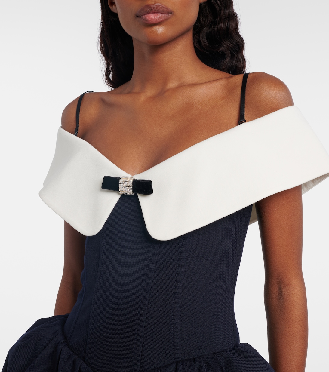 Off-Shoulder-Minikleid aus Wolle und Seide  | Shushu/Tong
