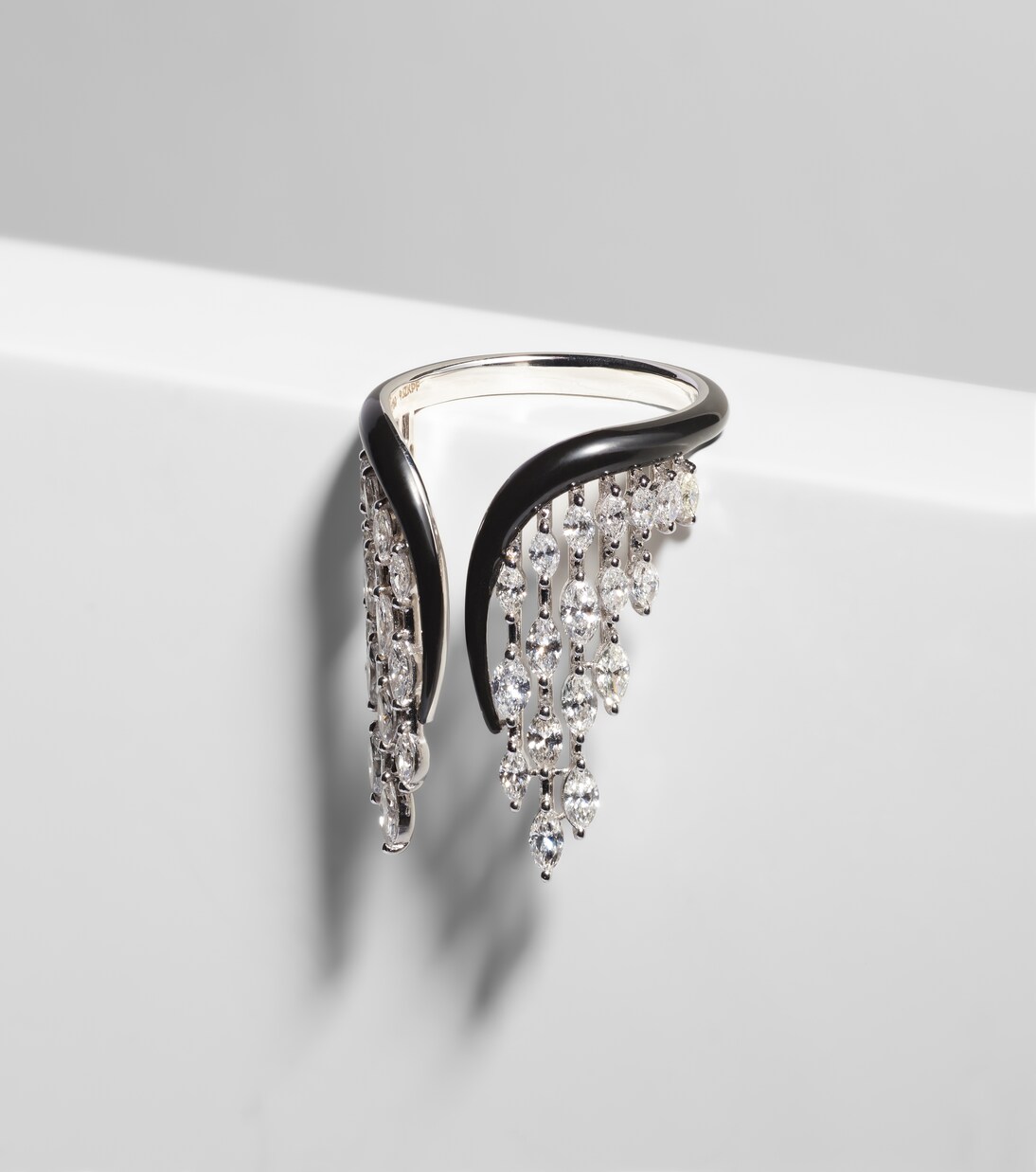 Anello alato in oro 18kt con diamanti - KAMYEN, gioiello elegante per giovani
