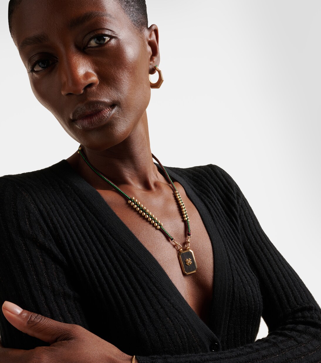 Collana con pendente in oro 18kt e ebano, design moderno Ebony Clover, dettaglio diamante, per stile giovane e audace.
