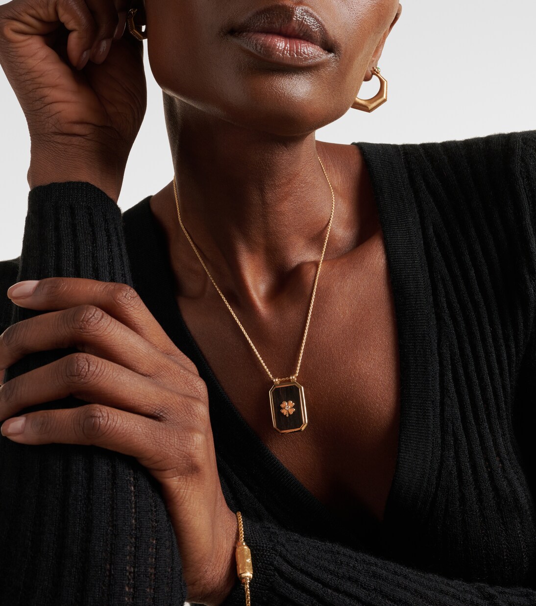 Collana con pendente in oro 18kt e ebano, design moderno Ebony Clover, dettaglio diamante, per stile giovane e audace.