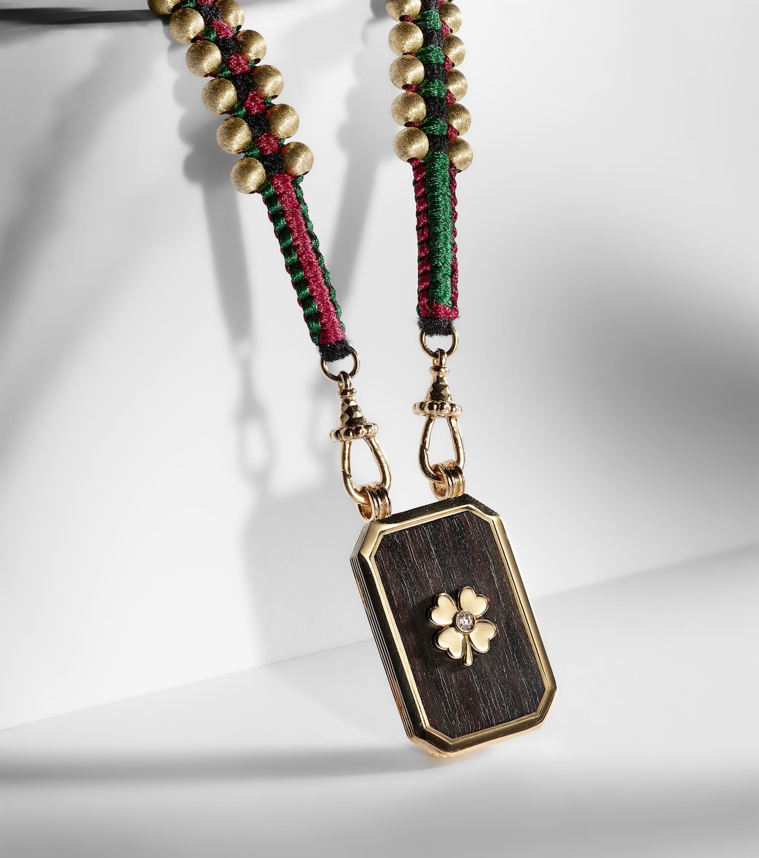 Collana con pendente in oro 18kt e ebano, design moderno Ebony Clover, dettaglio diamante, per stile giovane e audace.