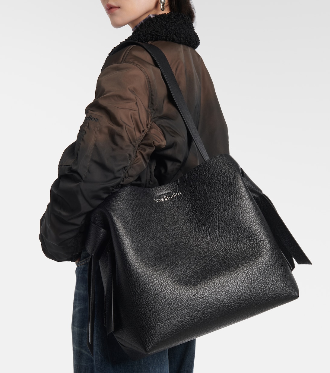 Schultertasche Musubi Medium aus Leder | Acne Studios