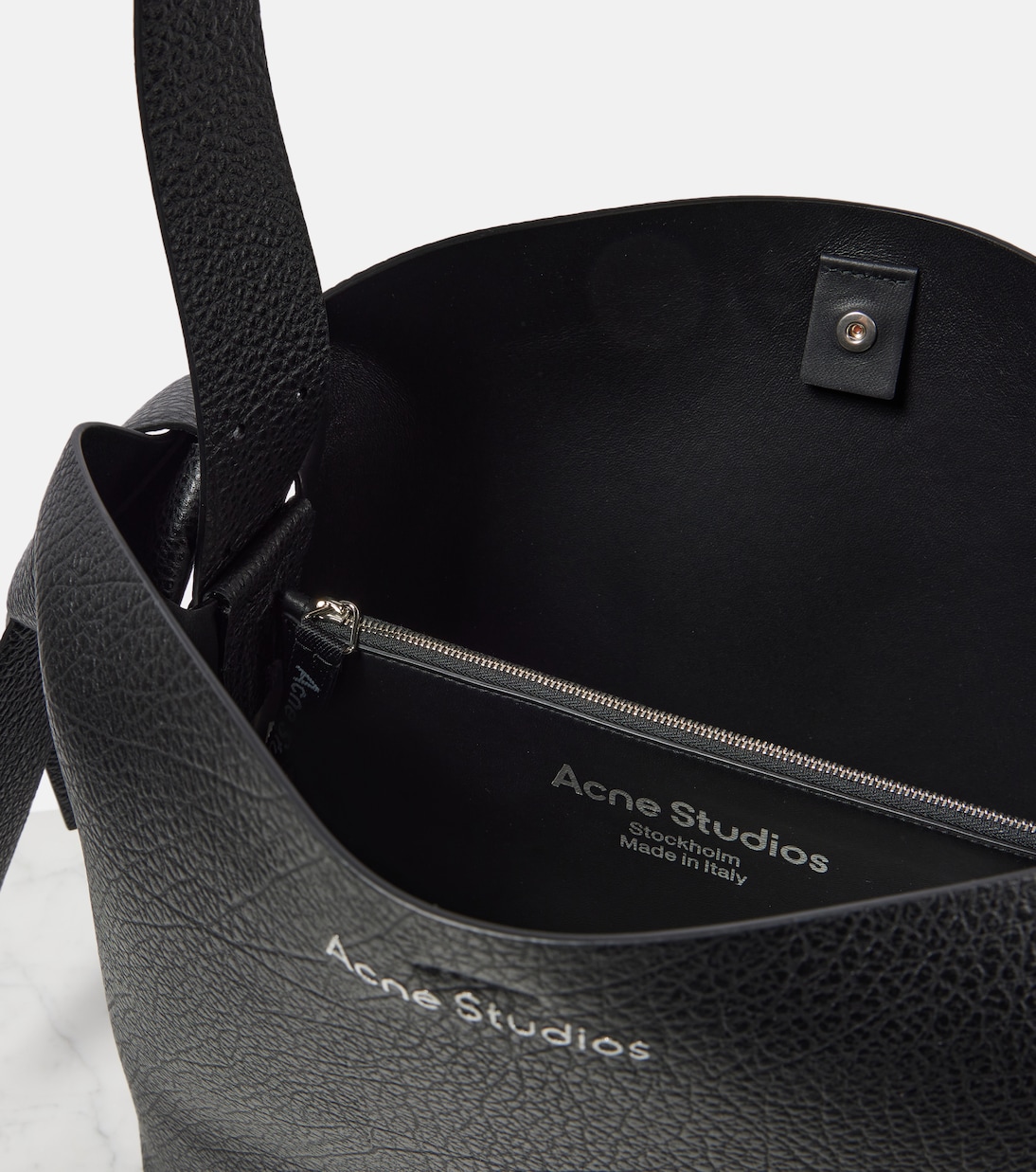 Schultertasche Musubi Medium aus Leder | Acne Studios