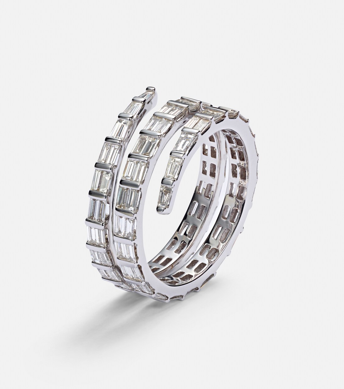 Anello in oro bianco 18kt con tre file di diamanti, design moderno per giovani stilosi.