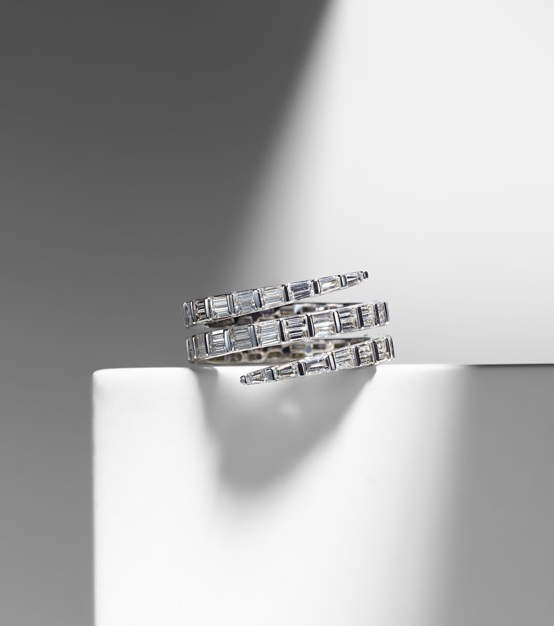 Anello in oro bianco 18kt con tre file di diamanti, design moderno per giovani stilosi.