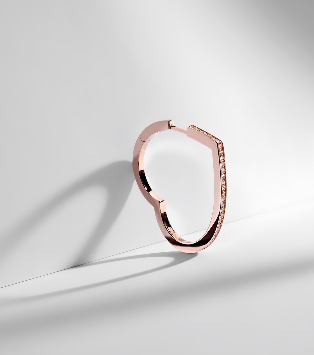 Orecchino singolo in oro rosa 18kt con dettagli antifer e diamanti, design moderno per giovani