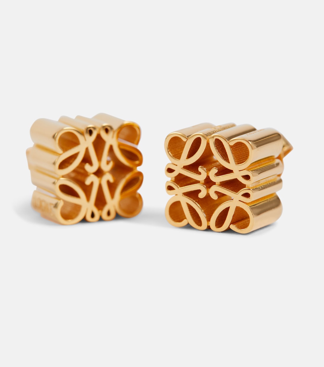 Orecchini in argento sterling LOEWE con design anagramma, stile giovane e moderno
