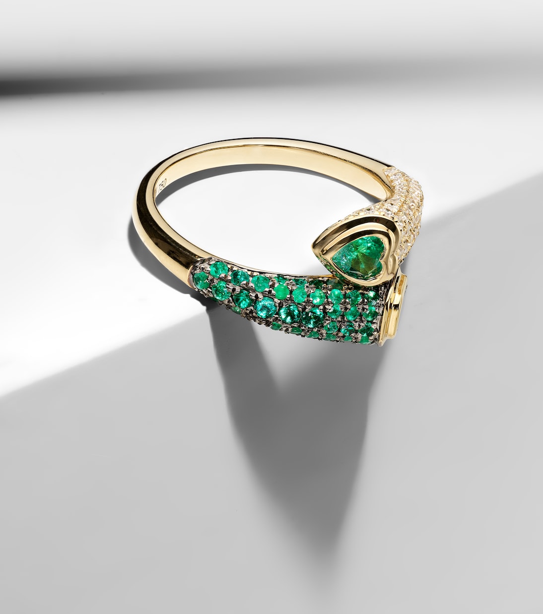 Anello in oro 18kt con smeraldi e diamanti, design moderno per giovani