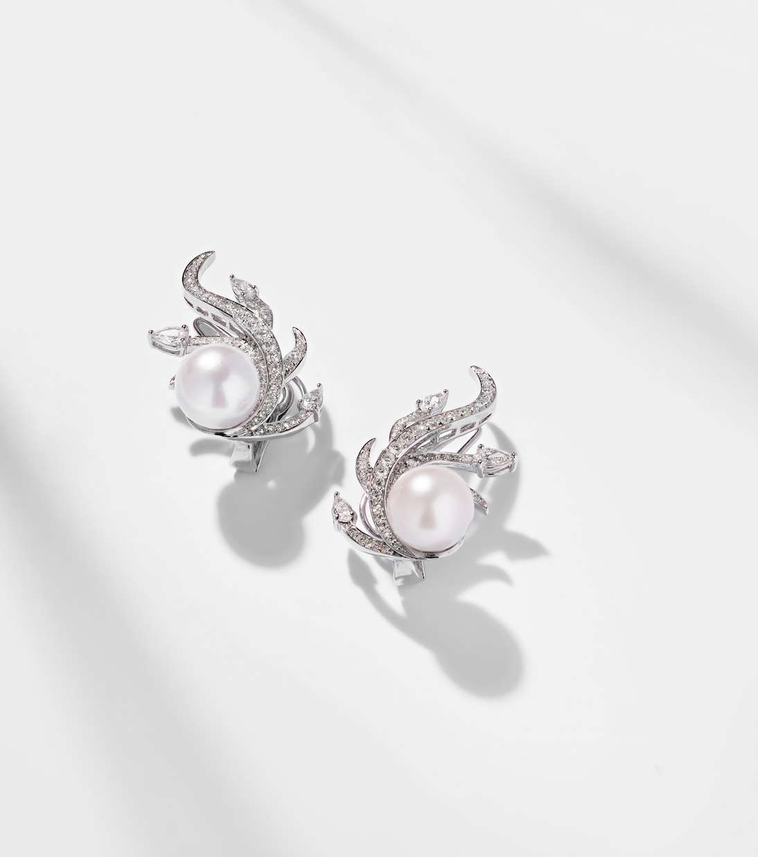 Orecchini a clip in oro bianco 18kt con diamanti e perle d'acqua dolce | Yeprem