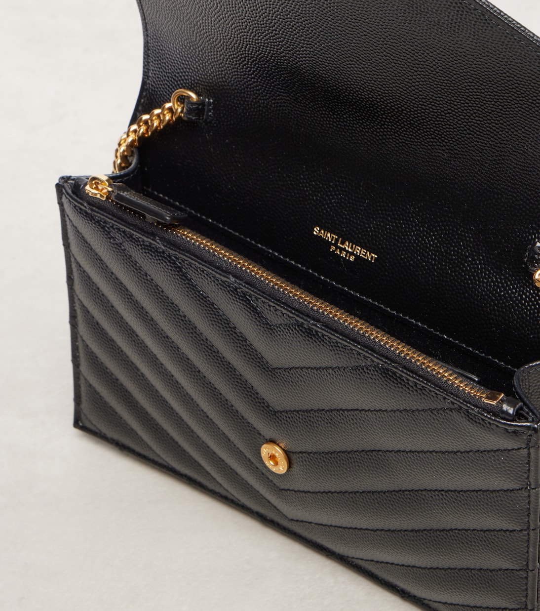 Cassandre Envelope Small leather wallet on chain | Saint Laurent