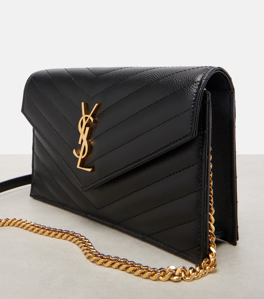 Cassandre Envelope Small leather wallet on chain | Saint Laurent