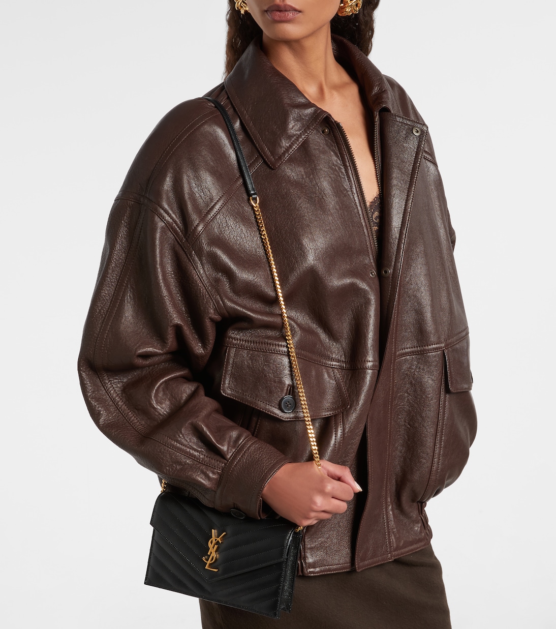Cassandre Envelope Small leather wallet on chain | Saint Laurent