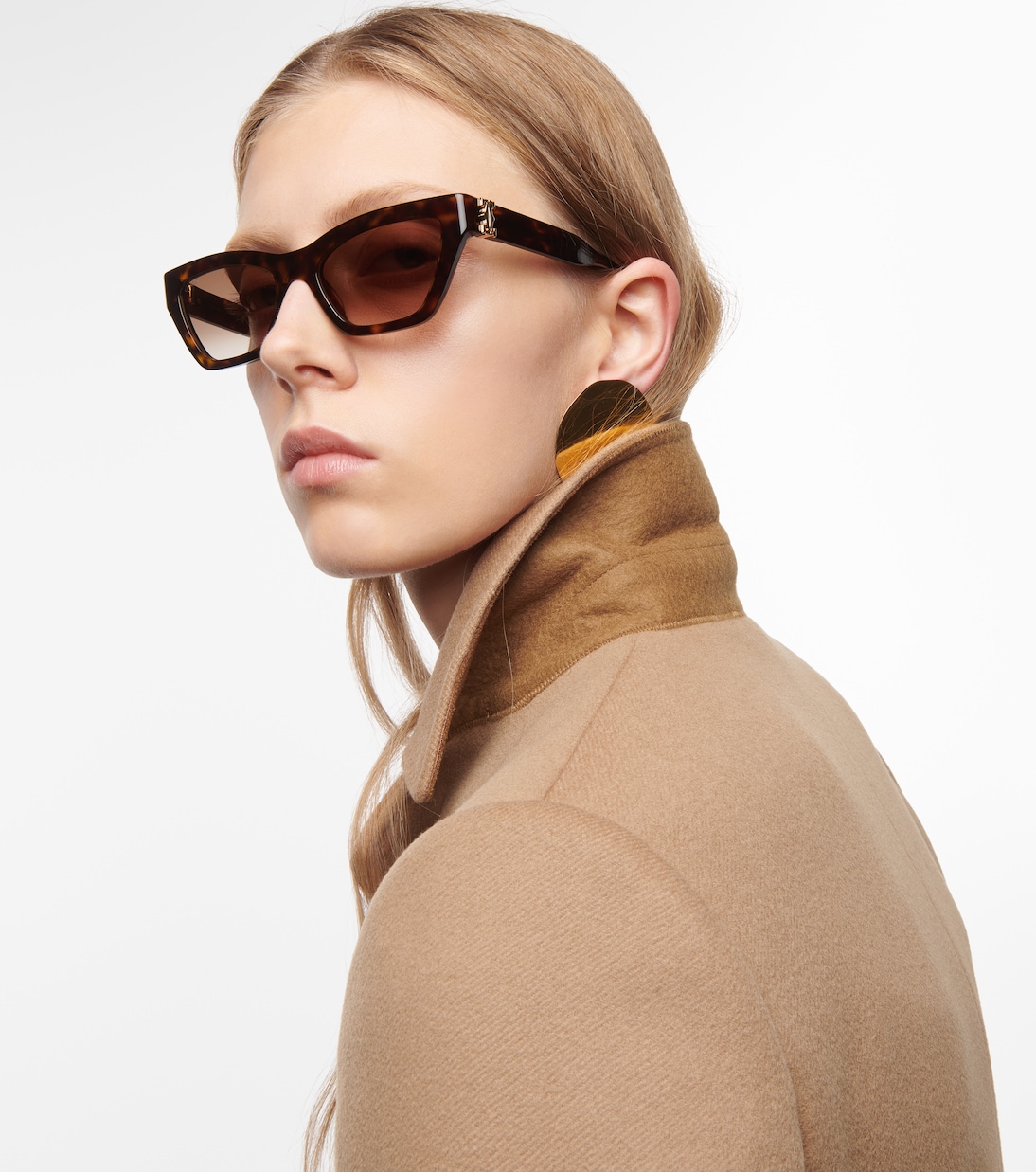 Occhiali da sole stile Cat-eye della collezione CARTIER per giovani alla moda