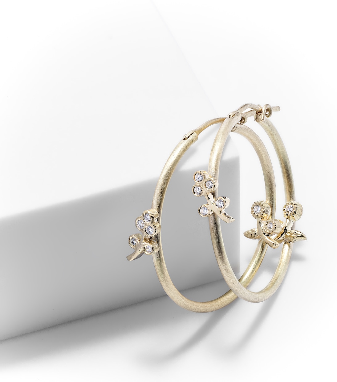 Orecchini a cerchio Lavender Medium in oro 18kt con diamanti | Ileana Makri