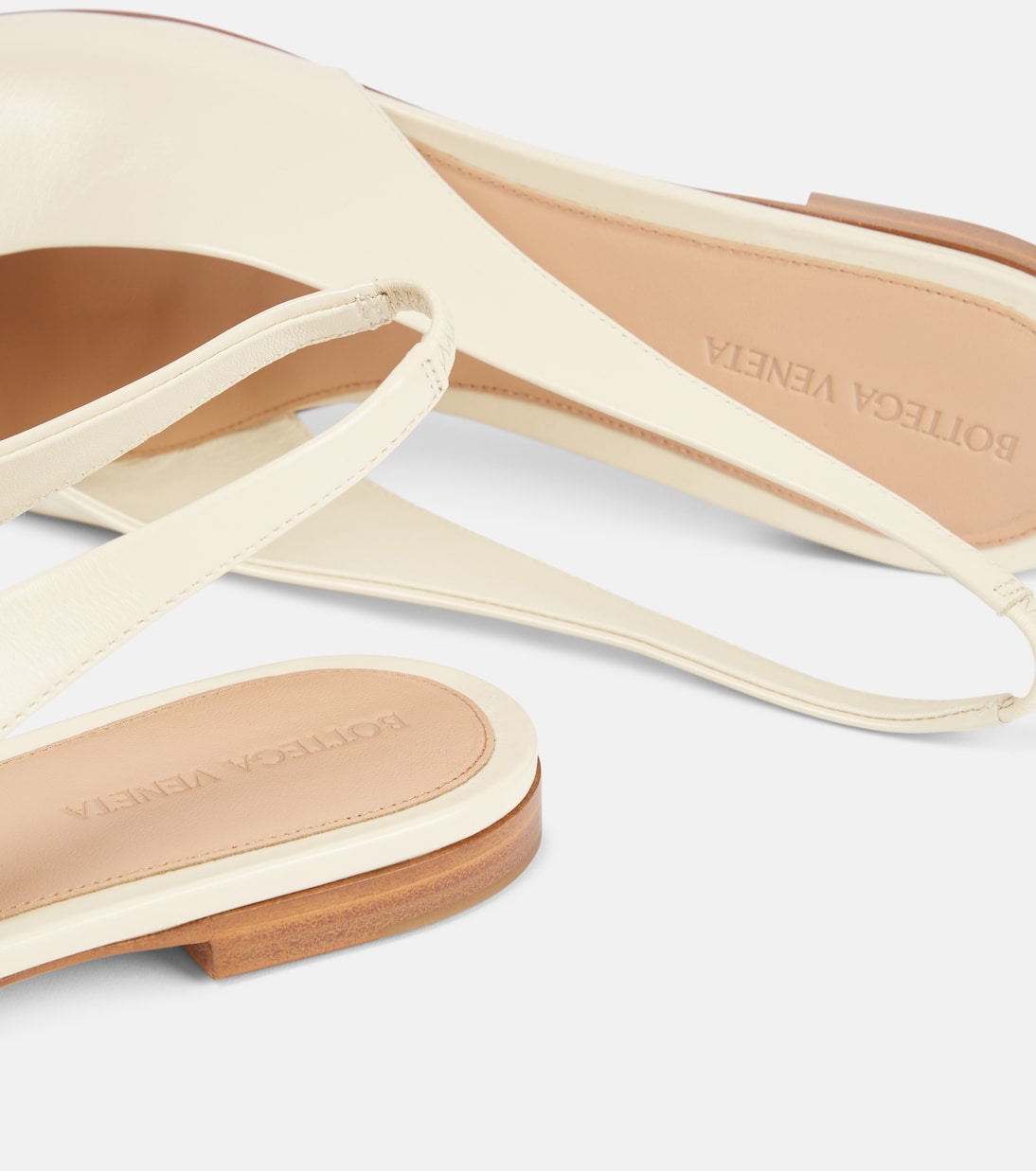 Scarpe basse con cinturino Bottega Veneta 'Sofia' in pelle per uno stile giovane e raffinato