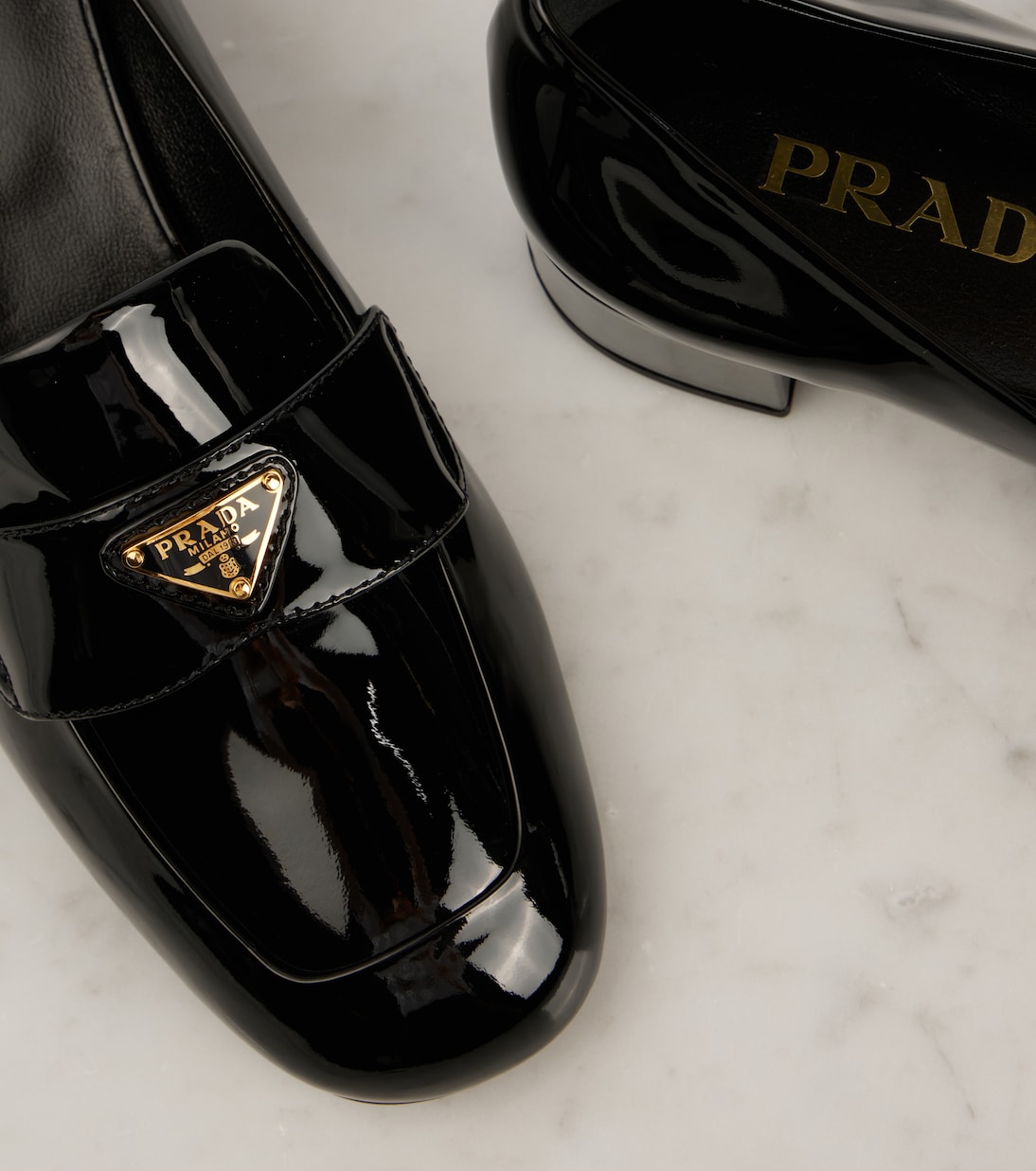 Salones de charol con logo | Prada