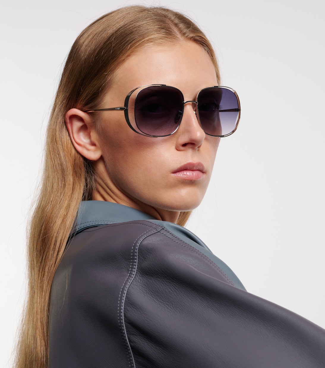 Occhiali da sole LOEWE con dettaglio quadrato, stile giovane e moderno