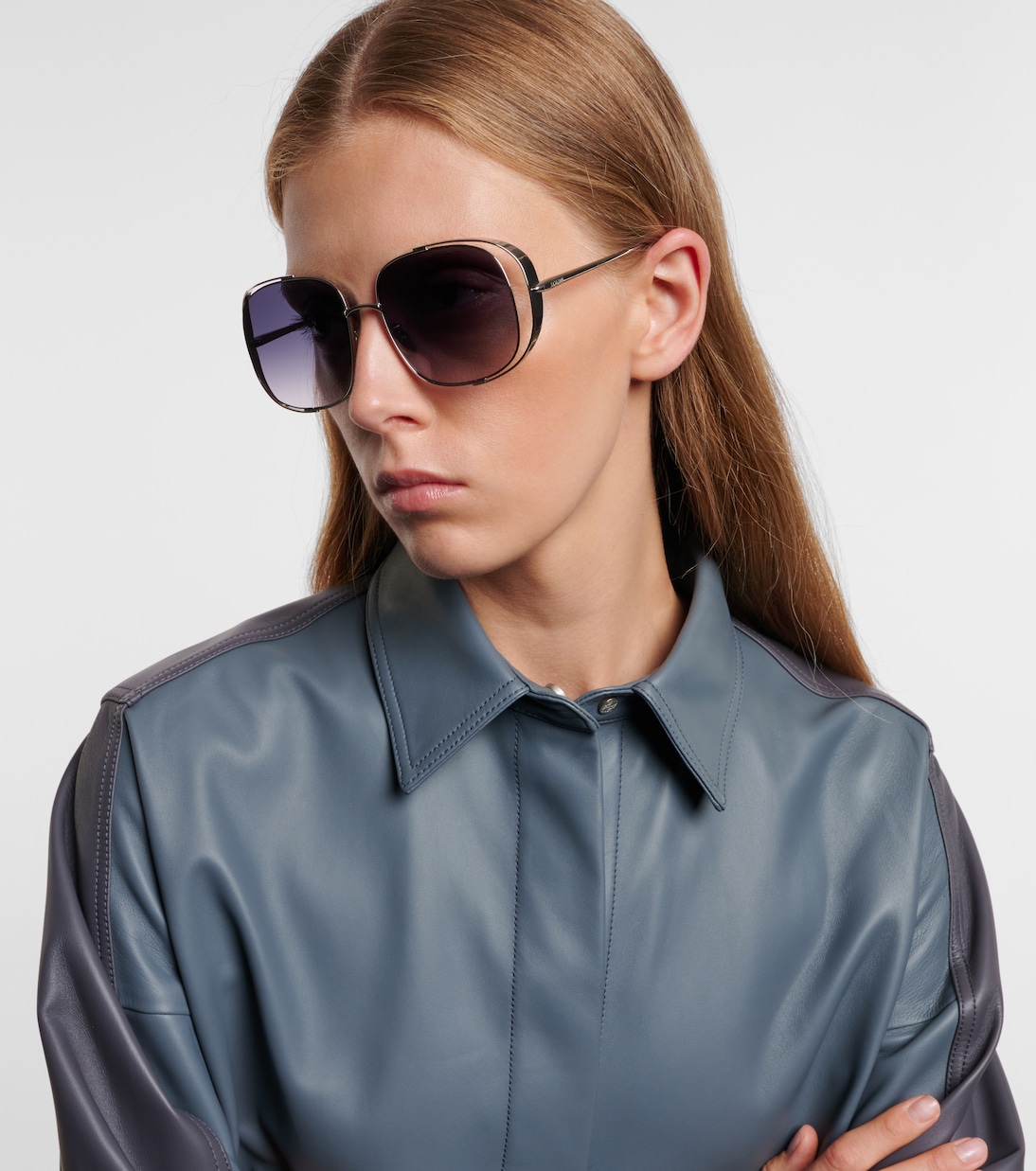 Occhiali da sole LOEWE con dettaglio quadrato, stile giovane e moderno
