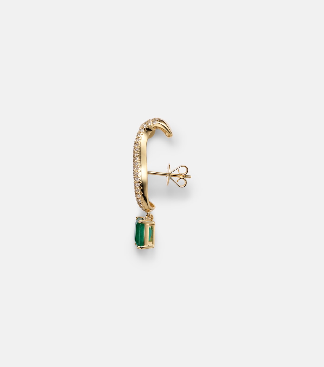 Orecchino in oro 18kt con smeraldi e diamanti, design unico per giovani alla moda.