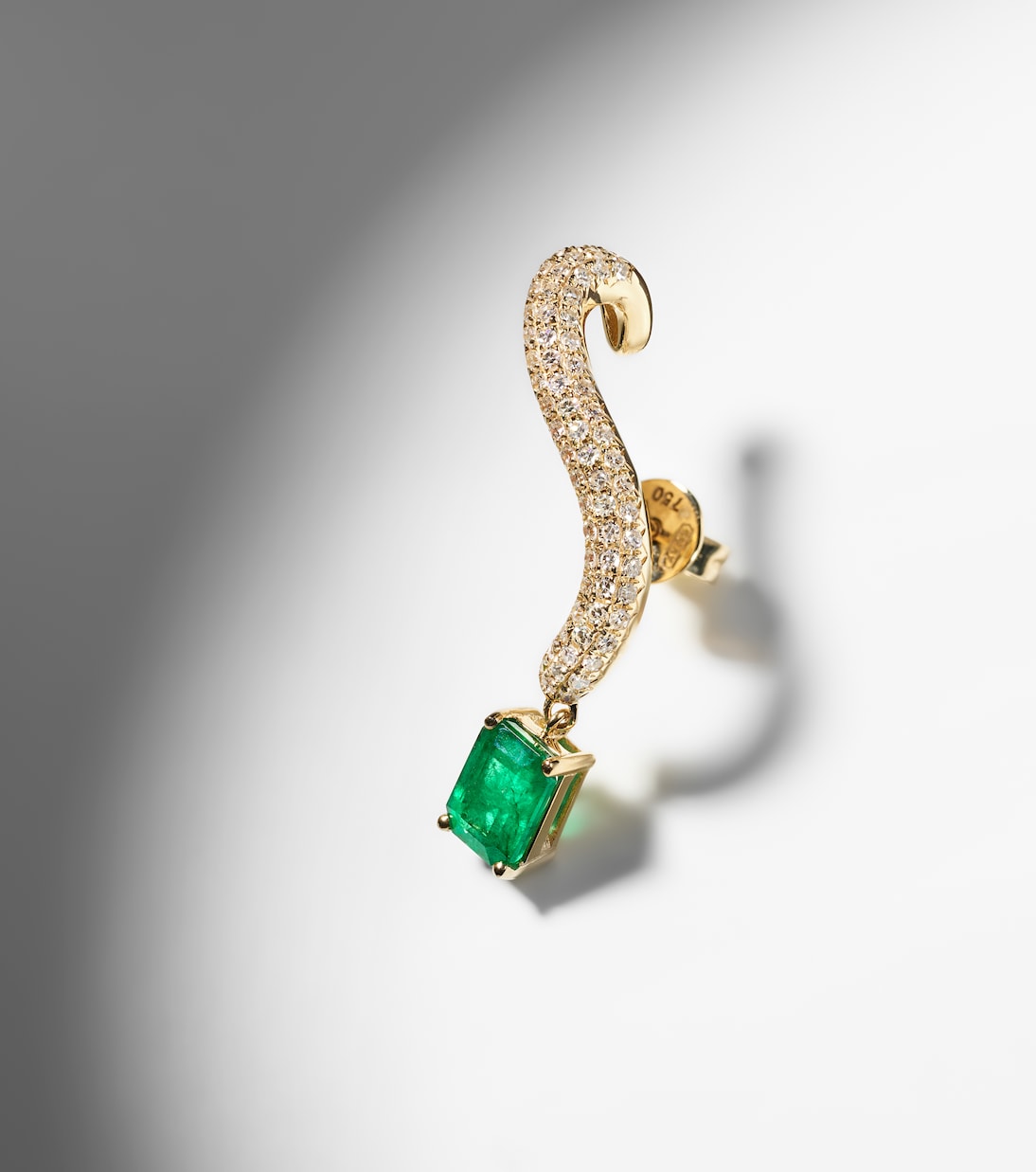 Orecchino in oro 18kt con smeraldi e diamanti, design unico per giovani alla moda.