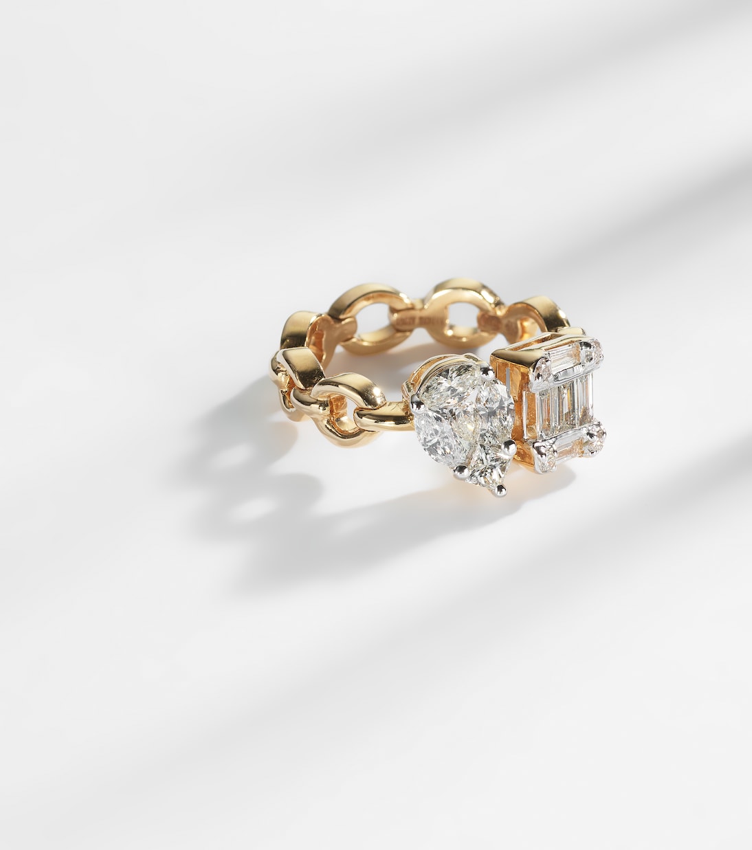 Anello NADINE AYSOY Catena Illusion in oro 18kt con diamanti bianchi per uno stile giovane e raffinato