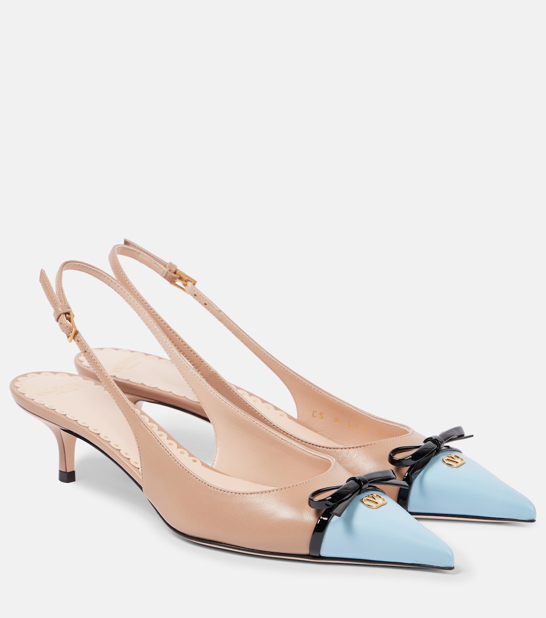 Scarpe con tacco a punta VLogo in pelle, modello slingback di Valentino Garavani per giovani trendy