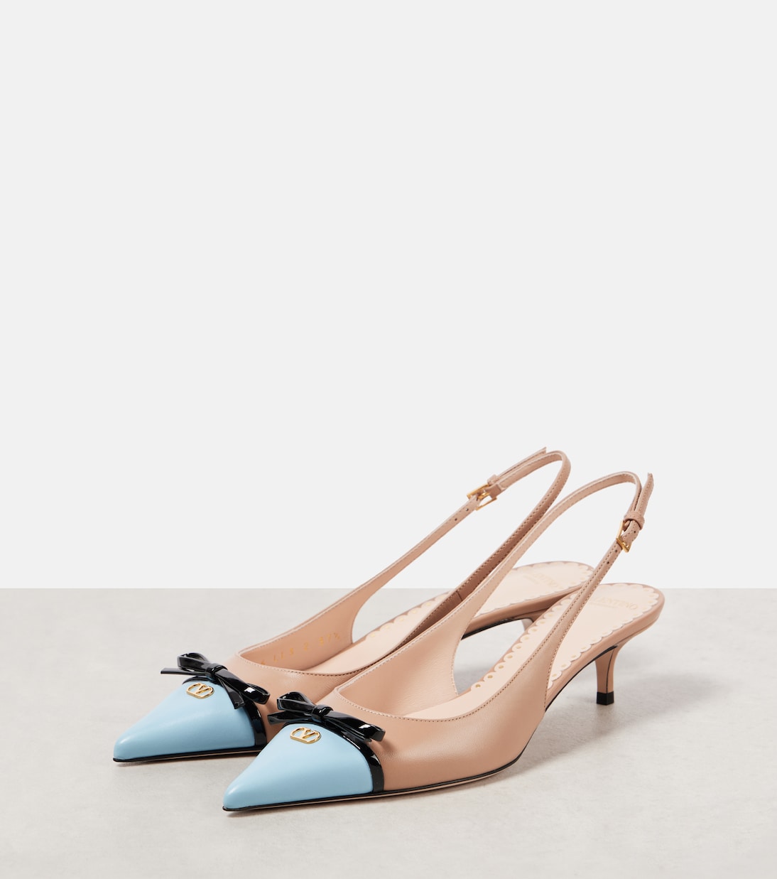 Scarpe con tacco a punta VLogo in pelle, modello slingback di Valentino Garavani per giovani trendy