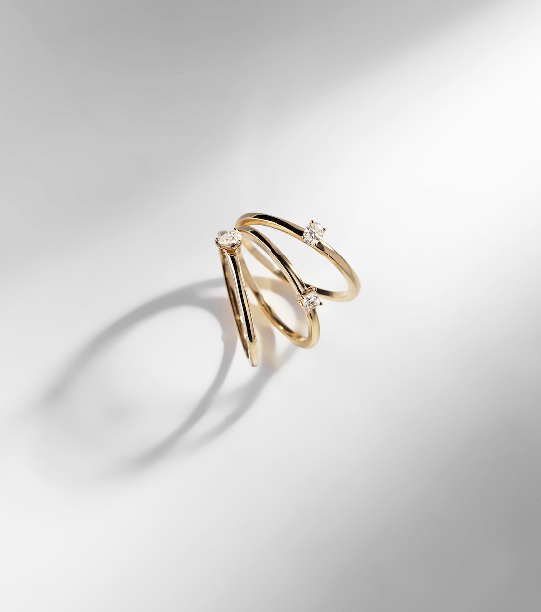 Anello in oro 14kt con diamanti, design moderno per giovani