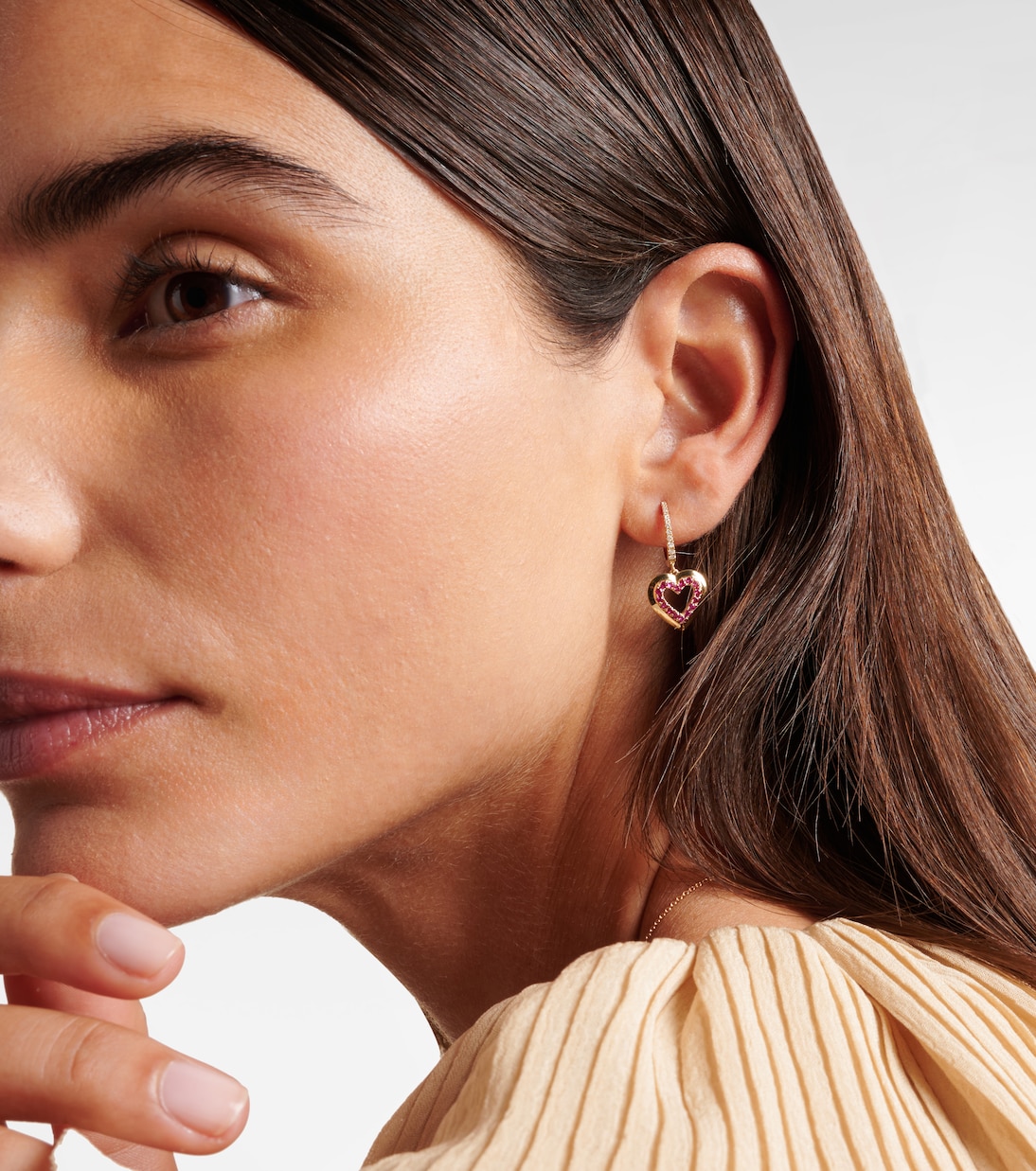 Orecchini a cerchio in oro 14kt Roxanne con diamanti e zaffiri, design giovane e chic